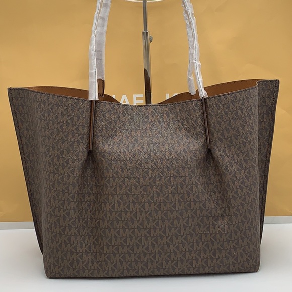 MICHAEL KORS 
Emilia Large Logo Tote Bag BROWN SIGNATURE COLOR - Picture 14 of 15